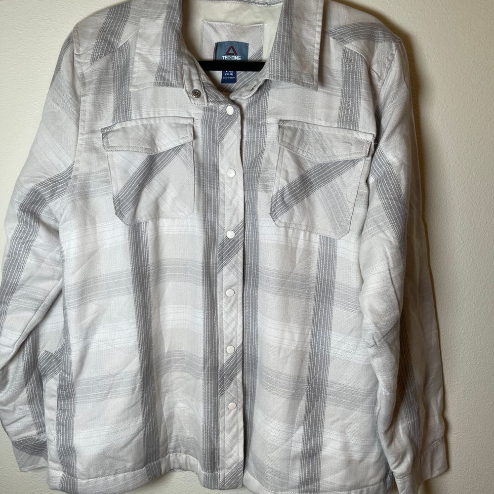 Tec-One Explorer Women's Snap up Shacket Size XL (14/16)‎ Gray and white Plaid